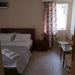 Leonidas Villa *