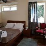 Leonidas Villa *